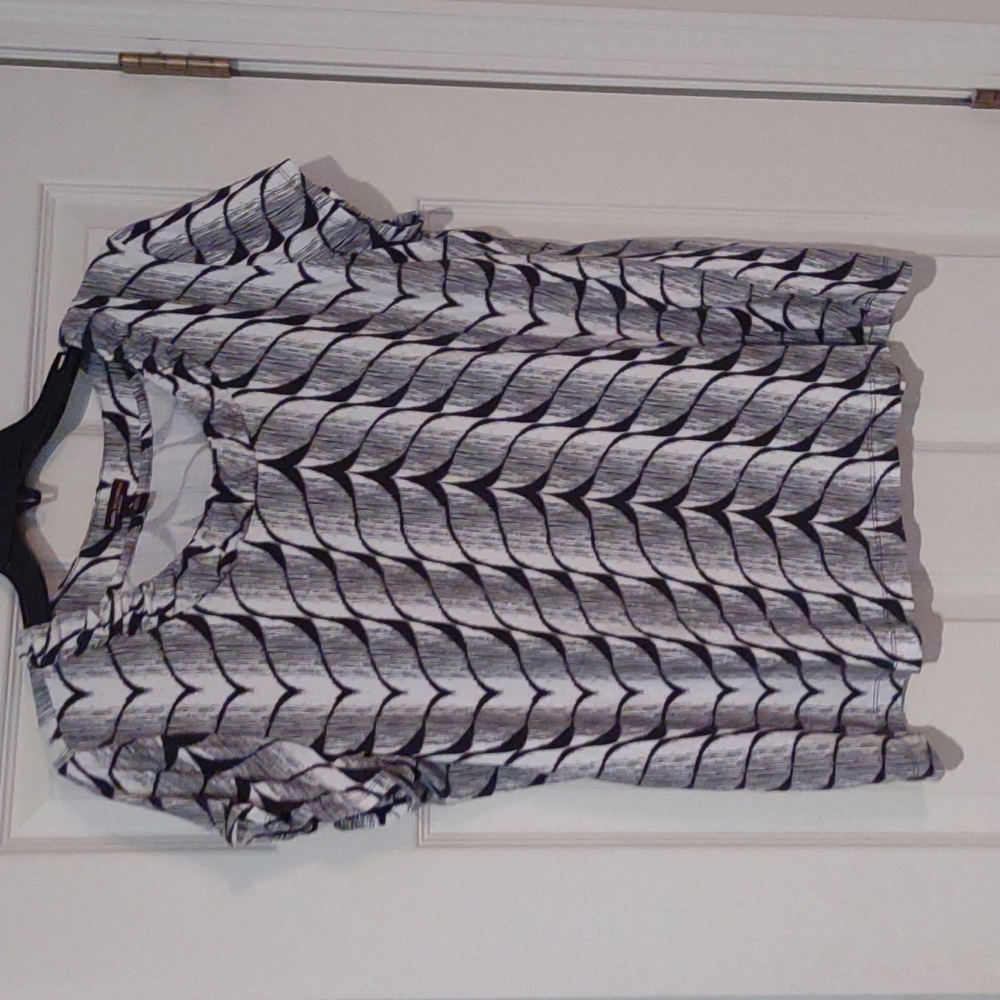 Dana Buchman short sleeve top size XL in black and white.